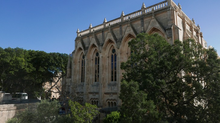 Blick über die Gartenmauer: Die neugotische ehemalige Wesleyan Methodist Church in Floriana. Heute gehört sie dem Staat und beherbergt das Veranstaltungszentrum Robert Samut Hall, benannt nach dem Komponisten der maltesischen Nationalhymne.