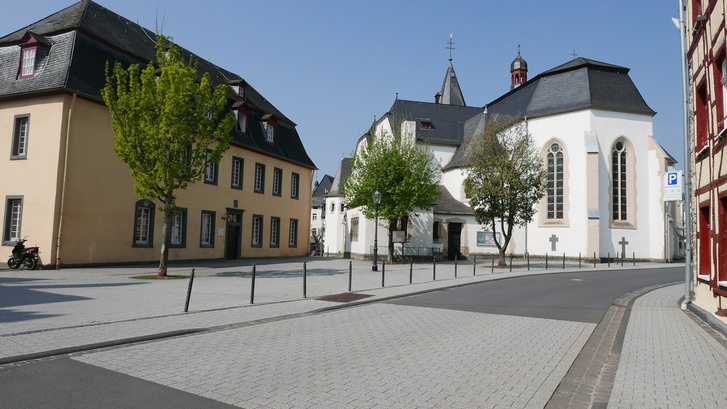 Hier fand das Konzert statt: Adenaus katholische Pfarrkirche St. Johannes der Täufer. Im Vordergrund links die ehemalige Komturei der Johanniter.