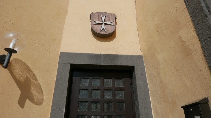 Dem Malteserkreuz begegnet man an verschiedenen Stellen in Adenau. Hier am Eingang zur Komturei…