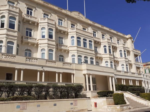 Die Whitehall Mansions in Ta' Xbiex: Auf der dritten Etage teilen sich die deutsche und die niederländische Botschaft die Büros. Foto: Dans, CC BY-SA 4.0, via Wikimedia Commons.