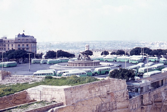 So sah der Platz Mitte der 70er Jahre aus. Er diente Jahrzehnte lang als zentraler Busbahnhof von Valletta und Malta.  Im Hintergrund das Phoenicia Hotel, das kürzlich ebenfalls grundlegend renoviert wurde.