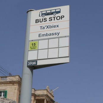 Auch eine Bushaltestelle weist darauf hin, dass sich in Ta’Xbiex viele Botschaften befinden. In dem Städtchen hat auch die deutsche Botschaft ihren Sitz. Von dort hat man einen schönen Blick auf Valletta.