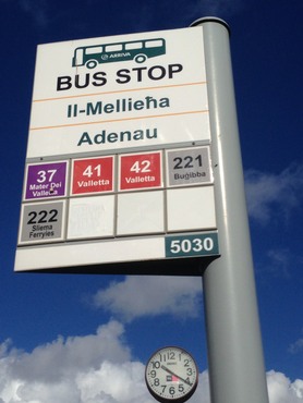 Schild einer Bushaltestelle mit Halt Mellieha-Adenau