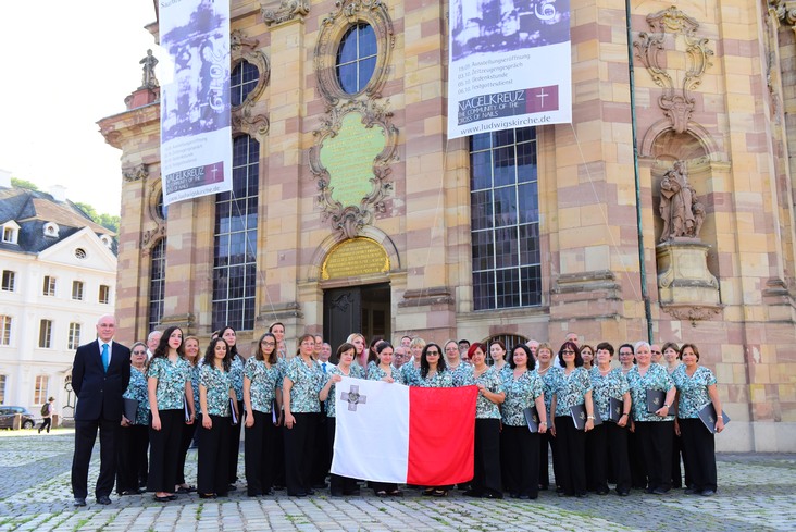 Die St. Paul Choral Society aus Malta vor der Ludwigskirche in Saarbrücken.