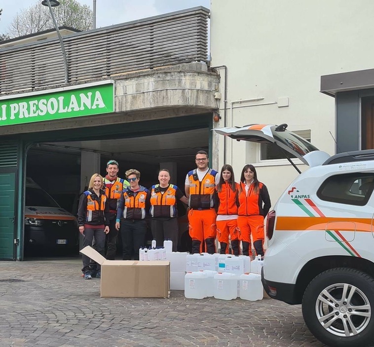 Hilfsgüter und Helfer in der italienischen Stadt.