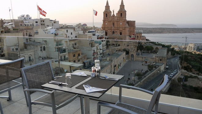 Blick vom Dachgarten des Maritim Hotels auf Mellieħa und die Bay