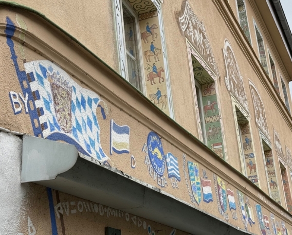 Traditionelle Partnerschaftspflege: Douzelage-Wappen an einer Hausfassade in Bad Kötzting