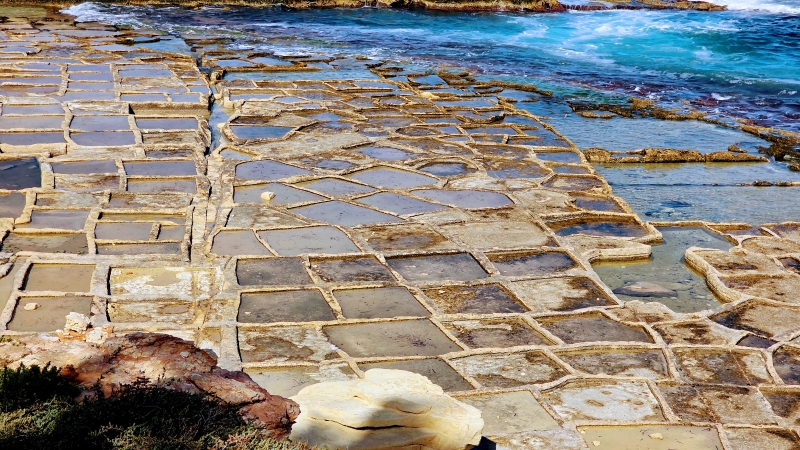 Salzgewinnung an der maltesischen Felsküste: Traditionelle Salzpfannen in Marsaskala