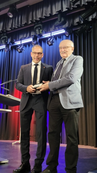 Für Gerhard Raiss (auf dem Foto rechts) kam diese Ehrung an diesem Abend völlig überraschend: Bürgermeister Adnan Shaikh überreichte ihm die Ehrenmedaille der Stadt Eschborn und erinnerte daran, dass der ehemalige Leiter des Stadtmuseums über die Jahre hinweg bis heute intensiv und mit großem Einsatz die städtepartnerschaftlichen Beziehungen unterstützt und gepflegt hat,  bereits viele Male mit Jugendlichen zum Kunstwettbewerb „Square Painting“ nach Portugal geflogen ist und Ausstellungen von Künstlerinnen und Künstlern (auch aus den Partnerstädten) im Stadtmuseum begleitete. Foto: Pressestelle der Stadt Eschborn.