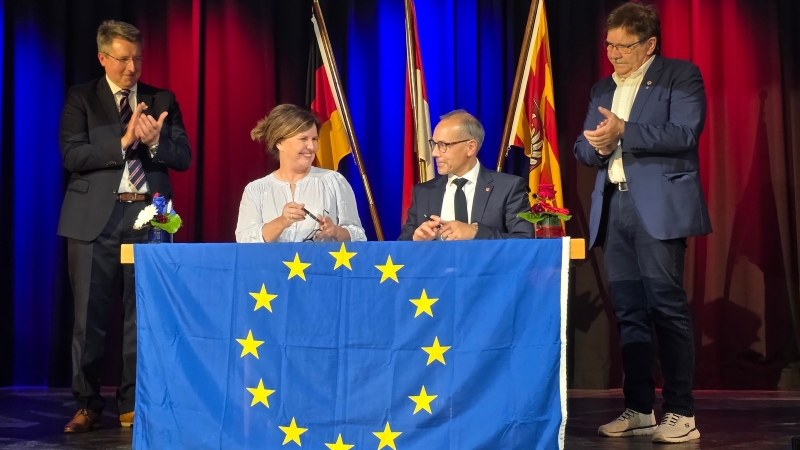 Sylvie Carillon, Bürgermeisterin von Montgeron und Eschborns Bürgermeister Adnan Shaikh bekräftigten und bestätigten die Freundschaft der beiden Städte mit einer Urkunde. Der Unterzeichnung wohnten bei: Eschborns Stadtverordnetenvorsteher Markus von Sternheim (links) und Wolfram Schuster, 1. Vorsitzender des Städtepartnerverein Eschborn. Foto: © Valletta | Das Journal / BSF.