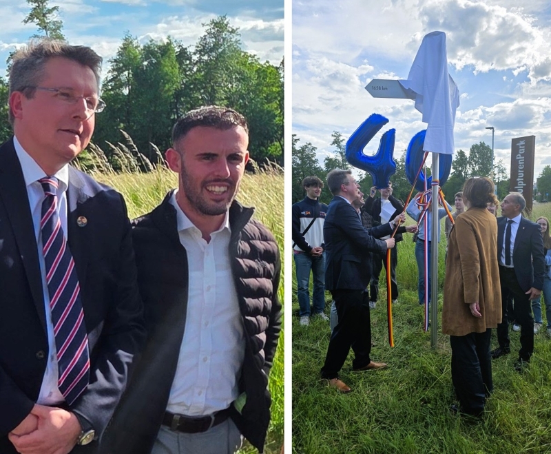 Linkes Foto: Eschborns Stadtverordnetenvorsteher Markus von Sternheim links neben Jorge Grech, Bürgermeister von Żabbar. Das rechte Foto zeigt beide, wie sie zusammen mit Montgerons Bürgermeisterin Sylvie Carillon und Eschborns Bürgermeister Adnan Shaikh die Wegweiser zu den Partnerstädten enthüllen. Im Hintergrund: Schülerinnen und Schüler der Heinrich-von-Kleist-Schule. Sie lassen anschließend die Luftballons steigen, die an die 40 Jahre Städtepartnerschaft mit Montgeron erinnern. Die Eschborner Schule pflegt einen regen Austausch mit ihrer Partnerschule in Montgeron, dem Lycée Rosa Parks. Foto: © Valletta | Das Journal / BSF.