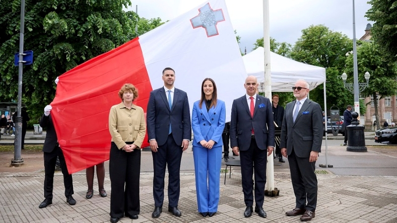 Die Fahne Maltas wird im Zentrum von Straßburg gehisst, im Beisein von Ian Borg, maltesischer Außenminister (2. v. l.), Francesca Camilleri Vettiger, Ständige Vertreterin Maltas beim Europarat (3. v. l.), Alain Berset , Generalsekretär des Europarats (4. v. l.) sowie Patrick Engelberg, Ständiger Vertreter Luxemburgs (rechts). Foto: Europarat / Council of Europe.