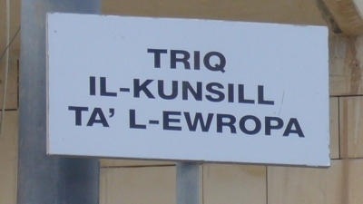Triq il-Kunsill ta' l-Ewropa. Straße des Europarates. In Malta gibt es gleich mehrere Straßen, die an die internationale Organisation erinnern. Diese haben wir in Mellieħa entdeckt.