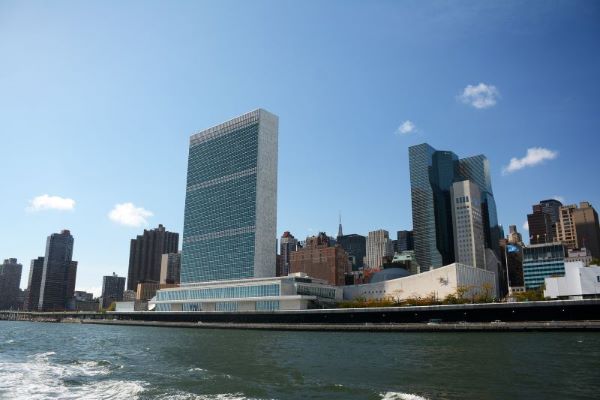Das Hauptquartier der Vereinten Nationen am East River. Hier findet im Plenarsaal der Vollversammlung die Abschlussveranstaltung der New Yorker NMUN-Konferenz statt. Bild von Filip Filipović auf Pixabay.