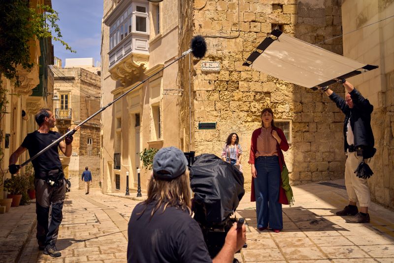 Behind the Scenes: Die von U5 Filmproduktion GmbH &amp; Co. KG für das ZDF produzierte Herzkino TV-Reihe „Ein Sommer auf Malta“. Foto: © ZDF/Frank Dicks.