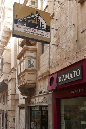 Anthony D’Amato, D'Amato Records, in der St. John's Street in Valletta ist der vermutlich älteste Plattenladen der Welt (gegründet: 1885). Die Familie hat sich auch um die maltesische Musik verdient gemacht. Das Record Label D’Amato Records veröffentlichte zusammen mit HMV die erste Serie maltesischer Schallplatten, damals noch in Mailand aufgenommen. Dazu gehörte auch der 1931 produzierte Song „Maddalena“. Im Film hören wir eine neue Version von der maltesischen Folk-Band Etnika. Foto: © Valletta | Das Journal / BSF.
