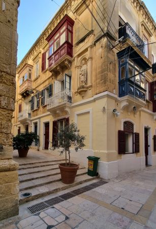 Frankas Wohnadresse in Birgu. Charakteristisch ist die Statue des heiligen Josef mit dem Jesuskind in einer Nische der Fassade.  Foto: © Valletta | Das Journal / BSF.