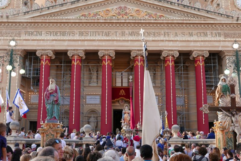 … das jährlich zu Maria Himmelfahrt gefeiert wird. Auch offiziell heißt die 1860 eingeweihte Kirche Rotunda Sta Marija Assunta. Mit einem Durchmesser von ca. 52 Metern besitzt sie eine der größten freitragenden Kuppeln der Welt. Foto: © Valletta | Das Journal / BSF.