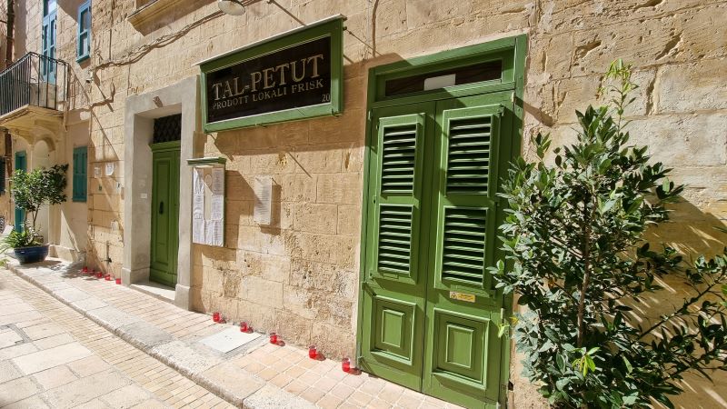 Das Restaurant Tal-Petut in Birgu. Die Kerzen auf dem Bürgersteig stammen vom Fest „Birgu by Candlelight“ vom Vortag. Foto: © Valletta | Das Journal / BSF.