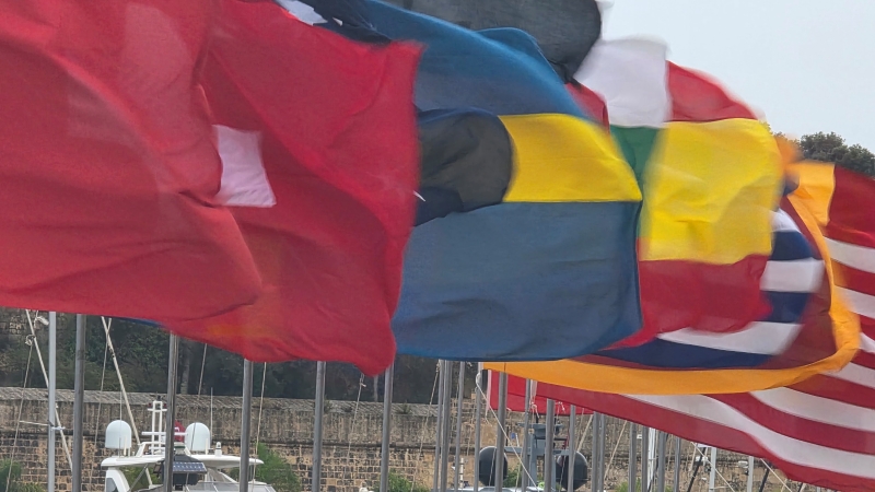 Fahnen aus den Ländern der Teilnehmer des Rolex Middle Sea Race beim Royal Malta Yacht Club