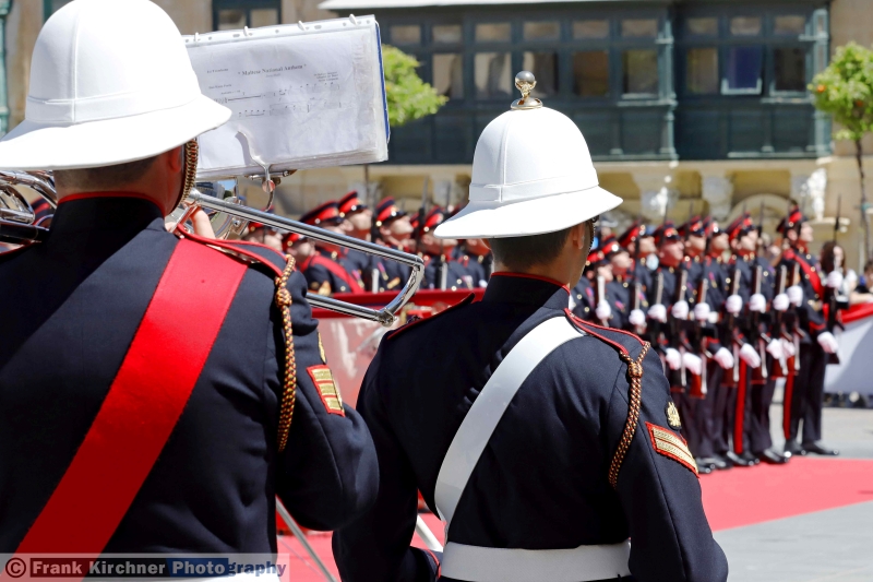 Die Ehrenformation der Armed Forces of Malta ist angetreten. Das Musikkorps spielt die maltesische Nationalhymne, wie auf dem Notenblatt zu sehen ist. Foto: © Frank Kirchner Photography.