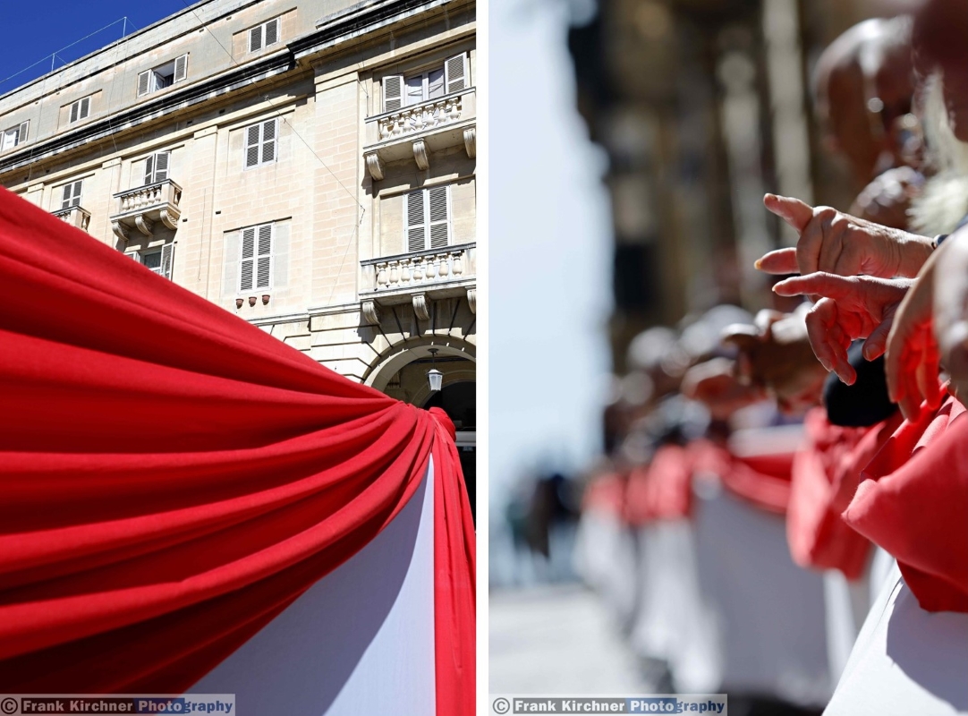 Zuschauer hinter festlich in den Nationalfarben geschmückten Absperrgittern entlang der Republic Street, Vallettas bedeutendster Straße. Foto: © Frank Kirchner Photography.