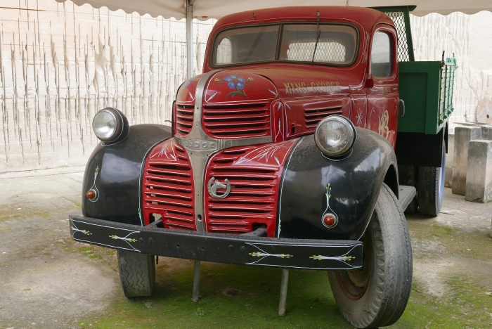 Dieser „Dodge“-Truck hört auf den Namen King George. Solche liebevoll verzierten Transportmittel, hier für die Kalksteinblöcke, waren bis in die 80er Jahre in Malta noch häufiger im Einsatz. Heute sieht man solche Schmuckstücke nur noch selten.