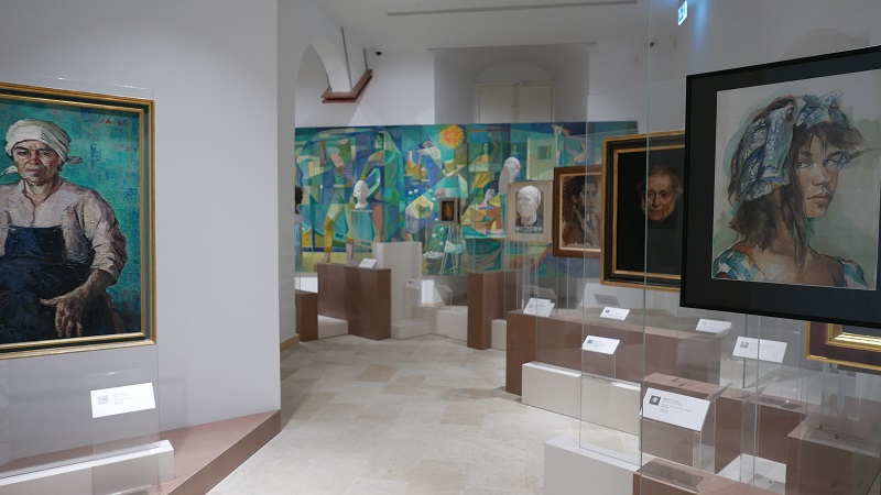 Auch das gehört zum neuen Konzept des Museums: Einige Bilder, wie hier in der Portrait-Galerie,  werden in Glas-Staffeleien im Raum stehend, statt an den Wänden hängend präsentiert. Der Betrachter erlebt sie als transparentes, räumliches Ensemble und kann sich seinen eigenen Weg zwischen ihnen suchen. Diese Form der Hängung ist inspiriert von der italienisch-brasilianischen Architektin und Designerin Lina Bo Bardi (1914 – 1992).