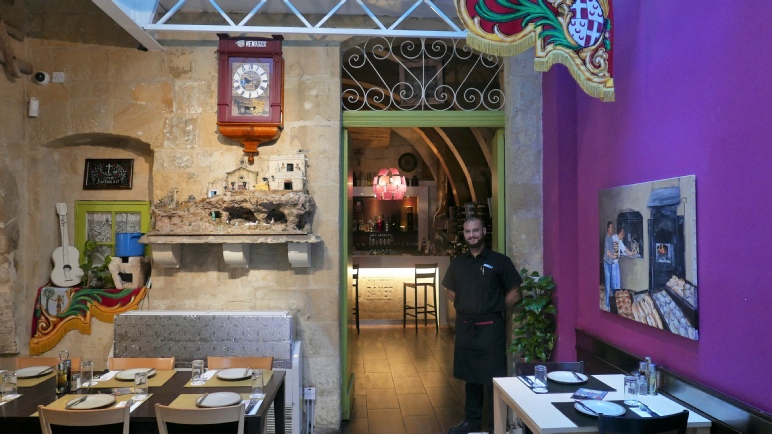 Blick in den Gastraum des Restaurants Nenu mit roter Uhr