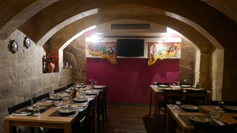 Blick in den Gastraum des Restaurants mit gewölbeartiger Decke