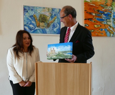 Ausstellungen mit Künstlern aus Malta zum Heimatfest haben in Adenau Tradition. Im Jahr 2017 waren die Bilder von Josanne Mifsud-Pikutzki zu sehen. Bei der Vernissage überreichte sie Stadtbürgermeister Arnold Hoffmann ein Bild von Mellieha.