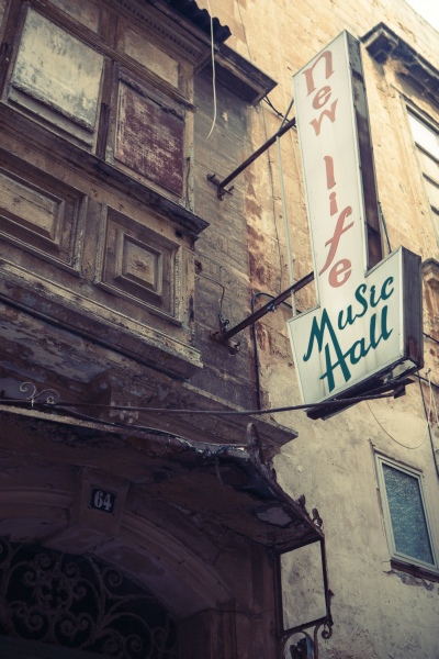 Barschild aus den alten Tagen der Strait Street. Foto: © Dragana Rankovic