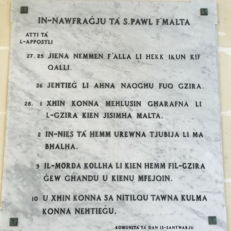 Mehrsprachig sind auch die Tafeln am St. Paul's Sanctuary in St. Paul's Bay. Die kleine Kirche erinnert an den Schiffbruch des Apostels, der dort stattgefunden haben soll. Die Bibel nennt immerhin eine Insel (Gżira) namens Malta als Ort des Ereignisses. Hier also die Beschreibung in Maltesisch...