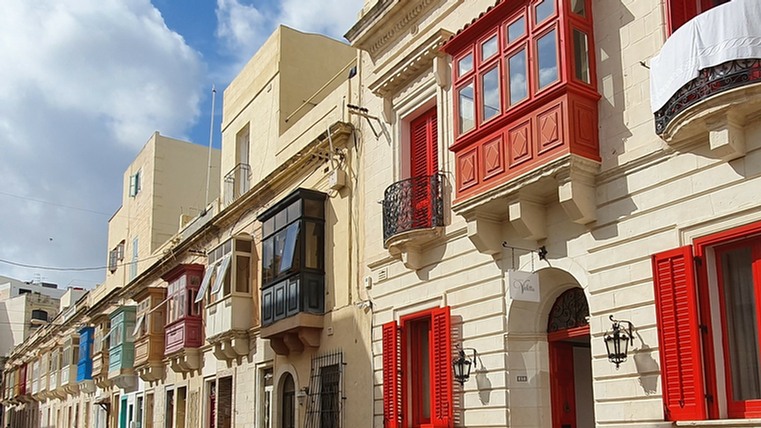 Holzbalkone: In Sliema sind sie besonders bunt. Vorne, mit Balkon, Klappläden und Tür ganz in Rot: Das Hotel Palazzo Violetta.