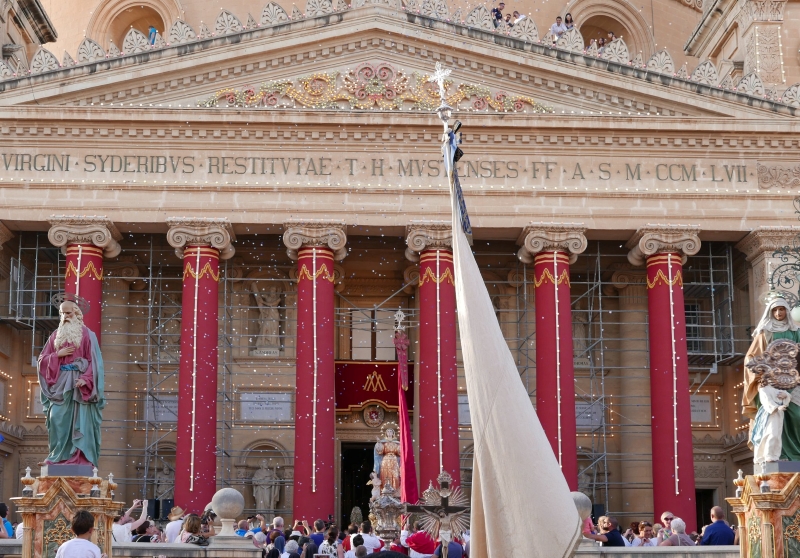 Dieses Foto, aufgenommen 2017, zeigt den Mosta-Dom mal anders: Festlich geschmückt zur Festa Maria Himmelfahrt (The Assumption of Our Lady, Santa Marija Assunta) am 15. August. Foto: © Valletta | Das Journal / BSF.