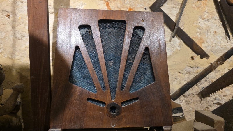 Dieses Objekt in der Folkloreausstellung, umgeben von historischen Werkzeugen, hat die Aufmerksamkeit des Autors erweckt. Seine Studentenwohnung in Sliema Mitte der 70er Jahre war mit einem ähnlichen Exemplar ausgestattet. Solche Kabel-Radioempfänger (Rediffusion Radio) standen früher in fast jedem maltesischen Haushalt. Foto: © Valletta | Das Journal / BSF.