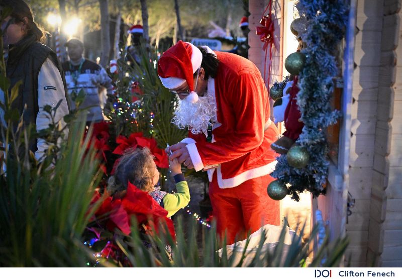 Kinder treffen Santa Claus bei Christmas in the Park im Salina National Park, Malta 2025
