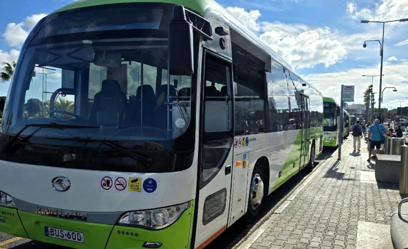 Die Linienbusse von Malta Public Transport halten direkt vor der Ankunftshalle. Foto: © Valletta | Das Journal / BSF