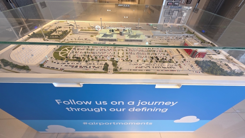 Logenplatz in der 3. Etage: Von der Aussichtsplattform lassen sich Abfertigung und Starts beobachten – oder man erkundet den Airport als Miniatur-Modell. Foto: © Valletta | Das Journal / BSF.