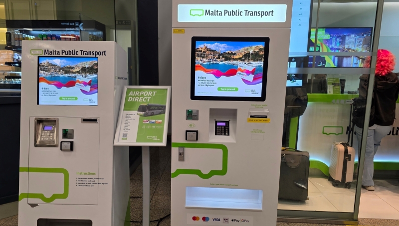 Malta Public Transport, der Öffentliche Nahverkehr von Malta, ist mit einen Schalter in der Ankunftshalle vertreten. Foto: © Valletta | Das Journal / BSF