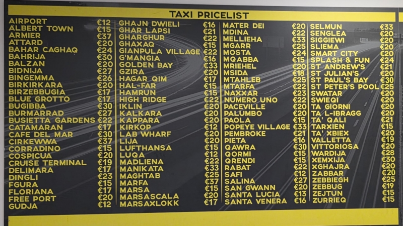 Preistafel am Taxistand in der Ankunftshalle des Malta International Airport. Stand Oktober 2024. Foto: © Valletta | Das Journal / BSF