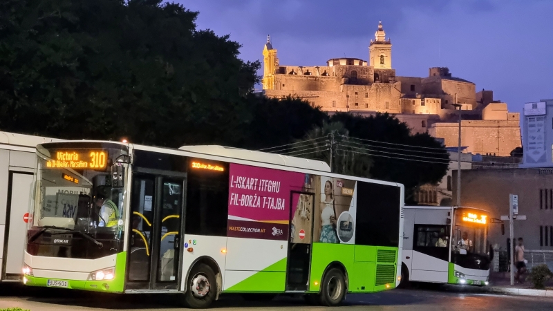 Die Linienbusse auf Gozo verkehren oft sternförmig vom Busbahnhof in der Inselhauptstadt Victoria (Rabat). Die Tallinja Cards gelten auf beiden Inseln. Foto: © Valletta | Das Journal / BSF