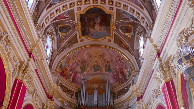 Das wunderbare Trompe l’oeil in der Kathedrale, das eine nicht vorhandene Kuppel meisterhaft vortäuscht. Geschaffen 1739 von Antonio Pippi.